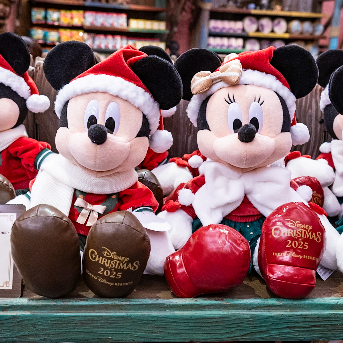 クリスマスの飾り付けを手伝うミッキーたちをデザイン！東京ディズニー