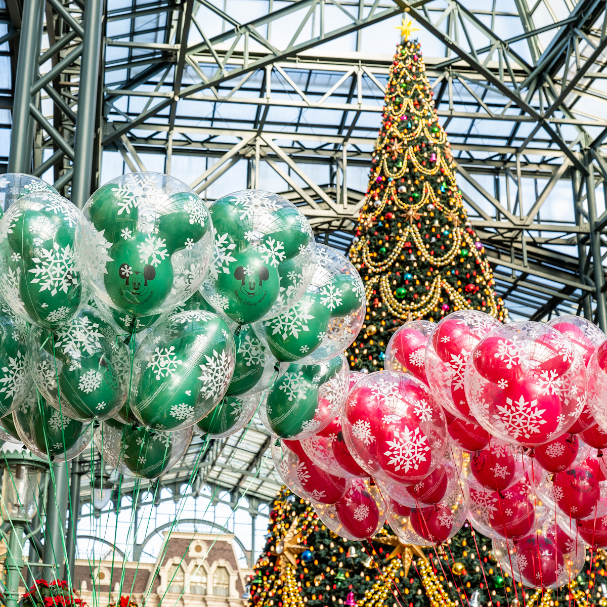 雪の結晶デザインの赤と緑！東京ディズニーランド “ディズニー