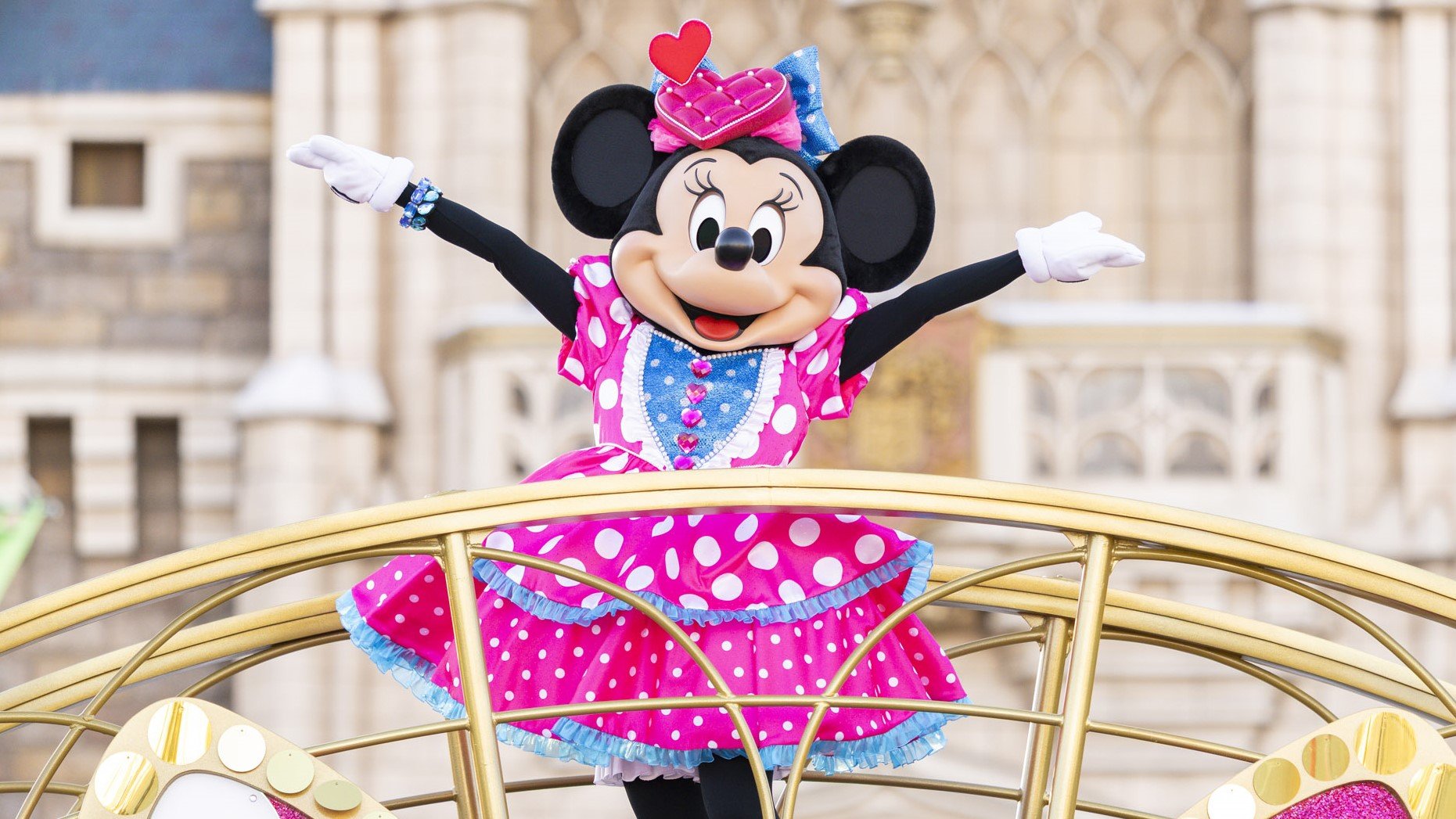 シンデレラ城がピンクに染まる！？幻想的な夜の演出や大きなリボンの