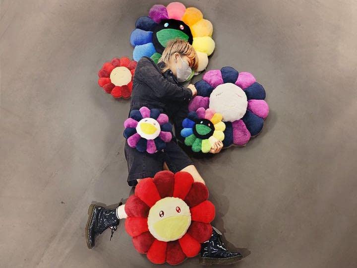 Amazon.co.jp: 村上隆 カイカイキキ お花 フラワー クッション紫 30cm