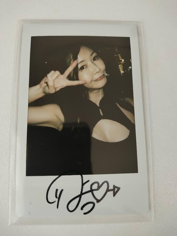 Amazon.co.jp: ワキ見せ 愛弓りょう 直筆サイン入りチェキ : おもちゃ