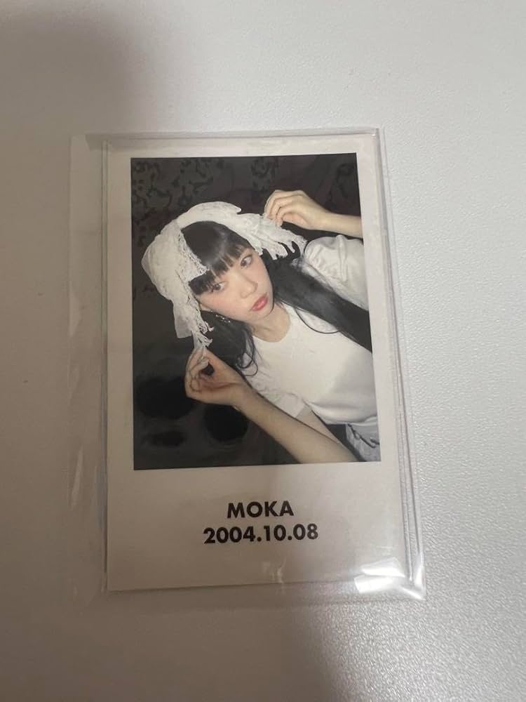 Amazon.co.jp: ILLIT モカ デビューショーケース チェキ トレカ : おもちゃ