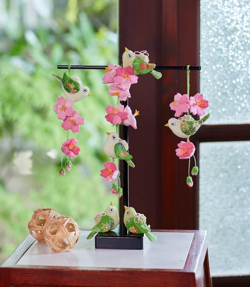 ミニサイズで一年中楽しめる 四季のちりめん細工とつるし飾り | 井上