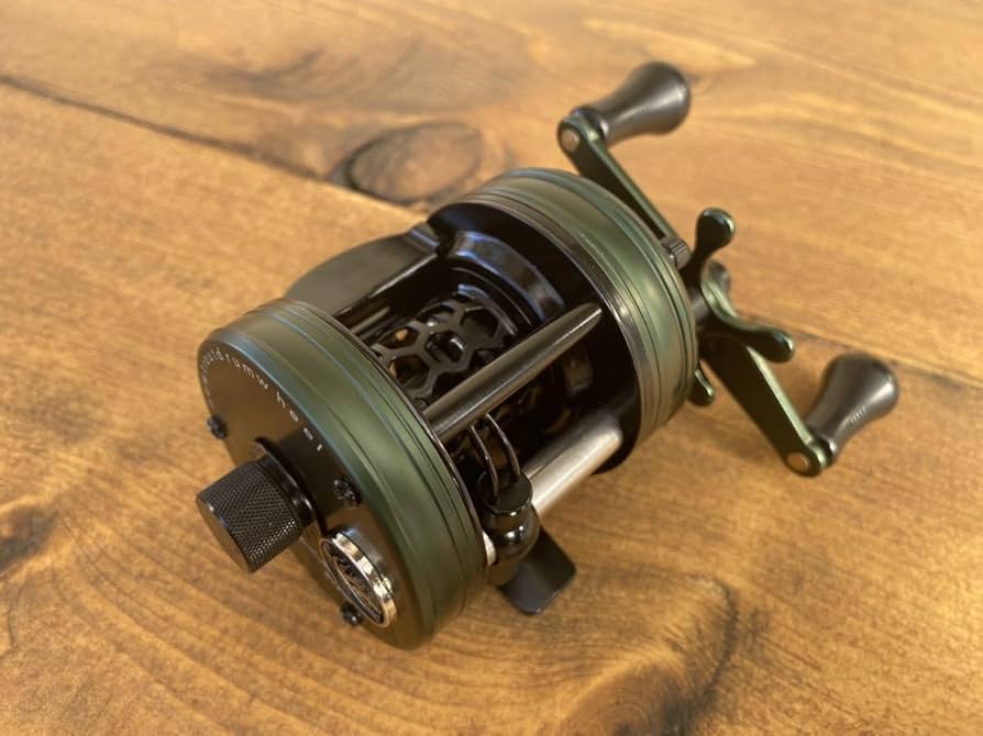 Amazon.co.jp: トラウト ベイトリール 丸型 リール ブラック グリーン