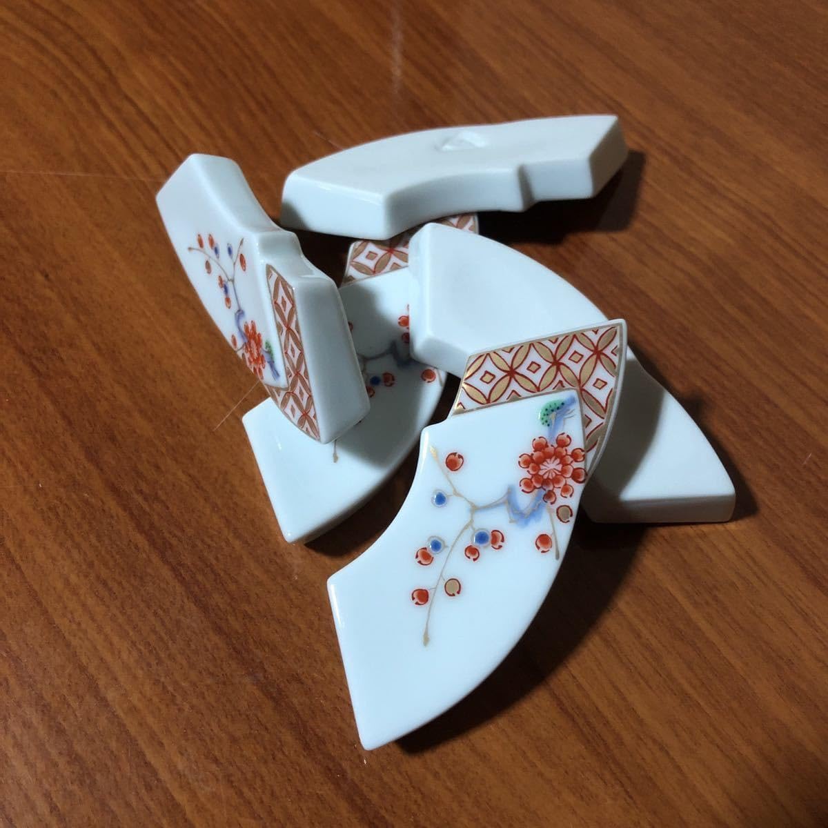 Amazon.co.jp: 〈〉深川製磁 箸置き 梅 岩梅 金彩 扇 扇型 はしおき 箸