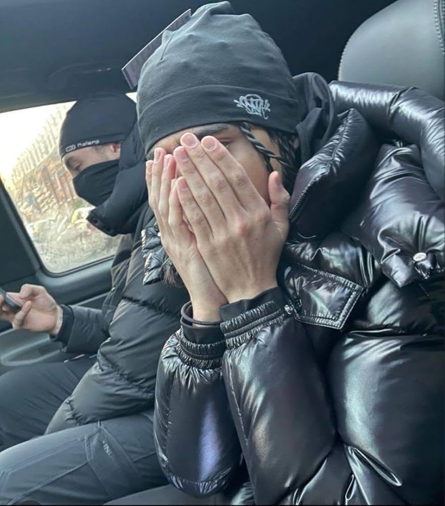 Amazon.co.jp: syna world ビーニー central cee 着用 : ファッション