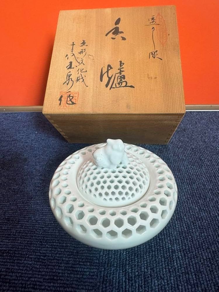 Amazon.co.jp: 1691 三川内焼 13代玉泉 白磁香炉 無形文化財 透し彫り