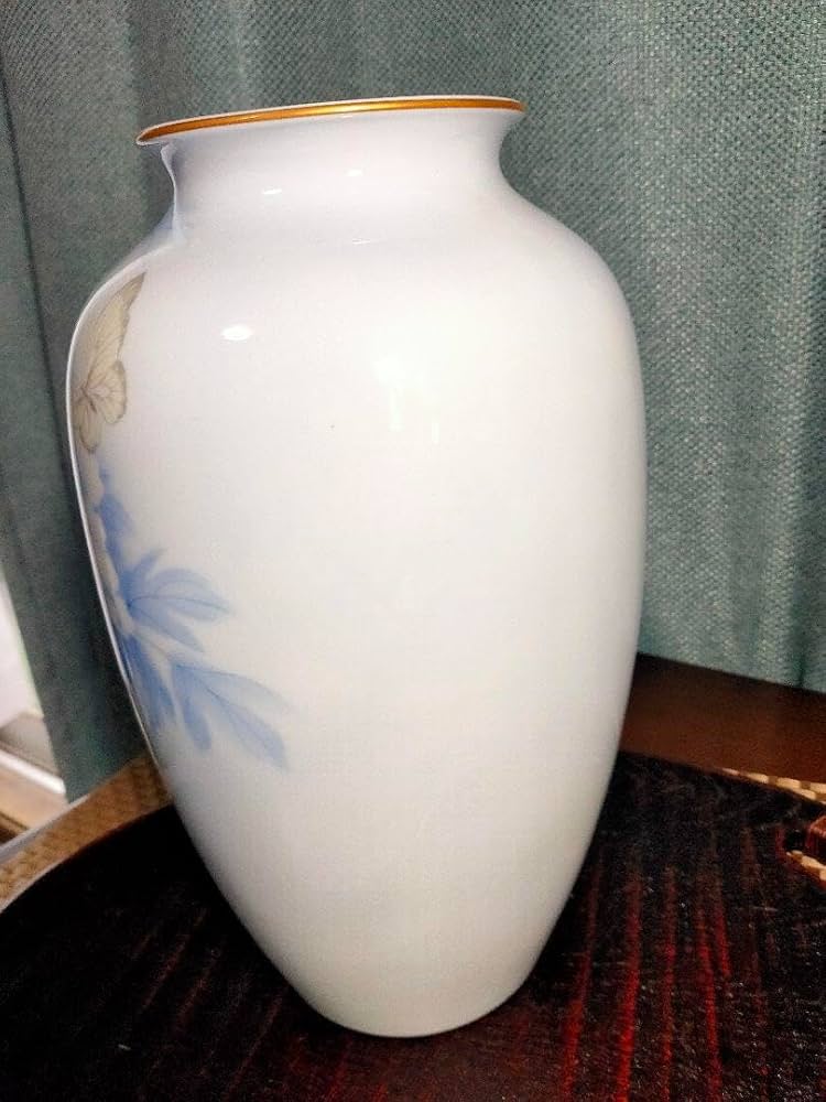 Amazon.co.jp: 品 深川製磁 染付官窯 宮内庁御用達 花瓶 蝶 牡丹