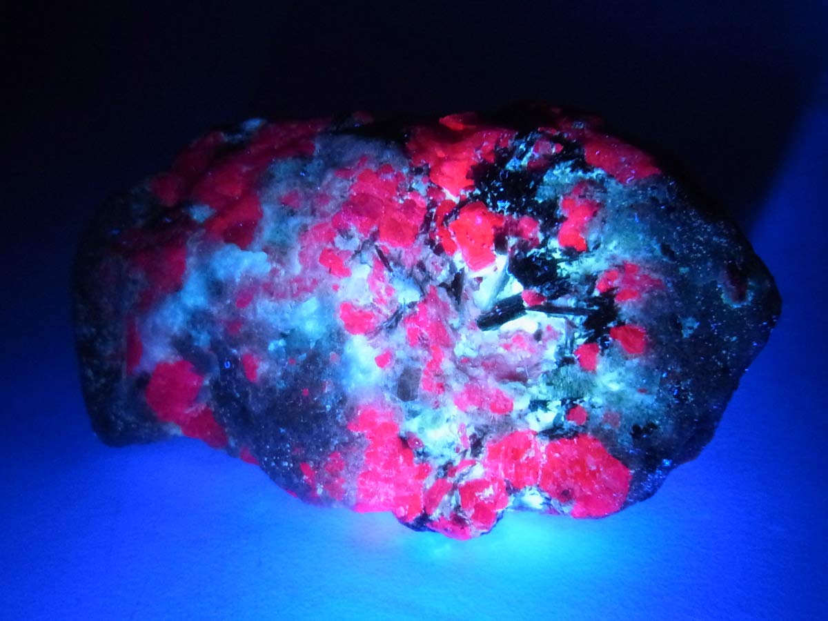 Amazon.co.jp: ルビーインゾイサイト原石 タンザニア産 天然石