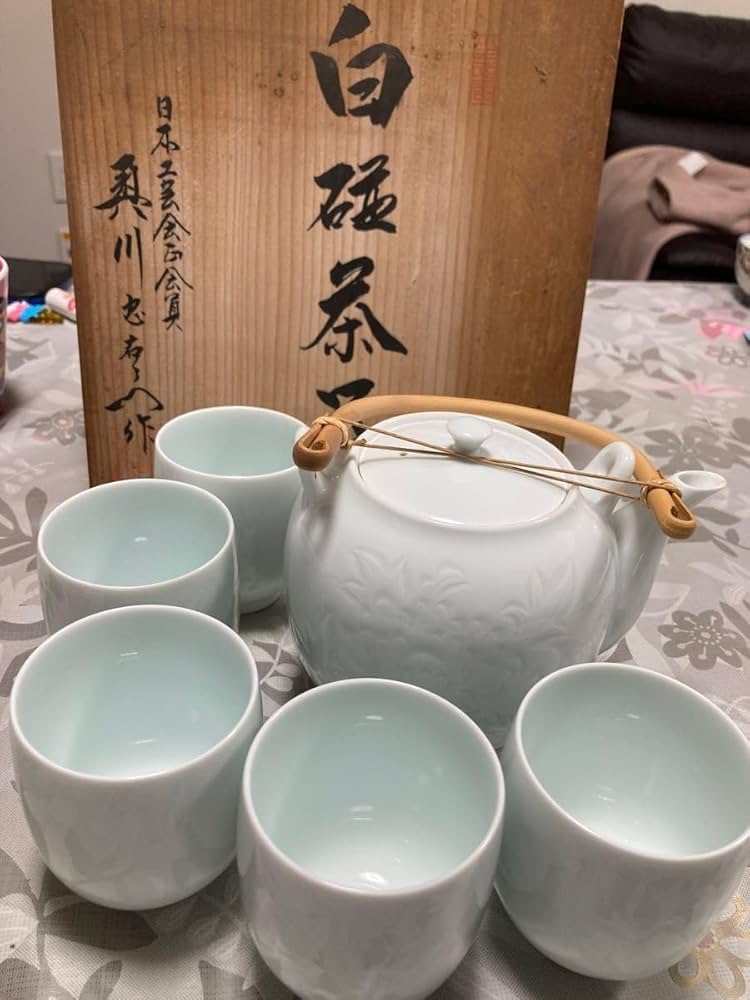 有田焼・奥川俊右衛門作・白磁アザミ彫紋壺(小)・新品未使用 2026年