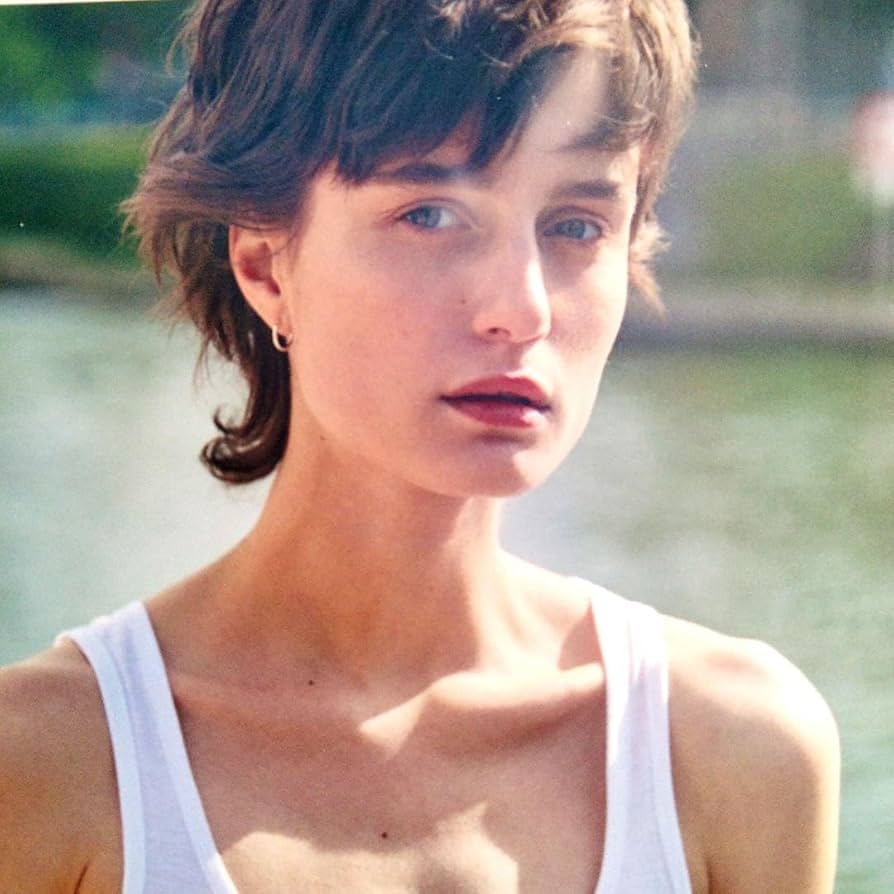 Amazon.co.jp: セール中…オリヴィア クック直筆サイン入り超大型写真