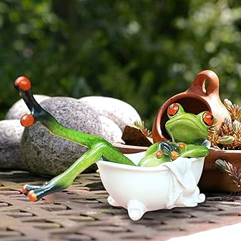 Amazon.co.jp: かわいらしい赤い目の蛙が浴槽に横になっていて、小さい