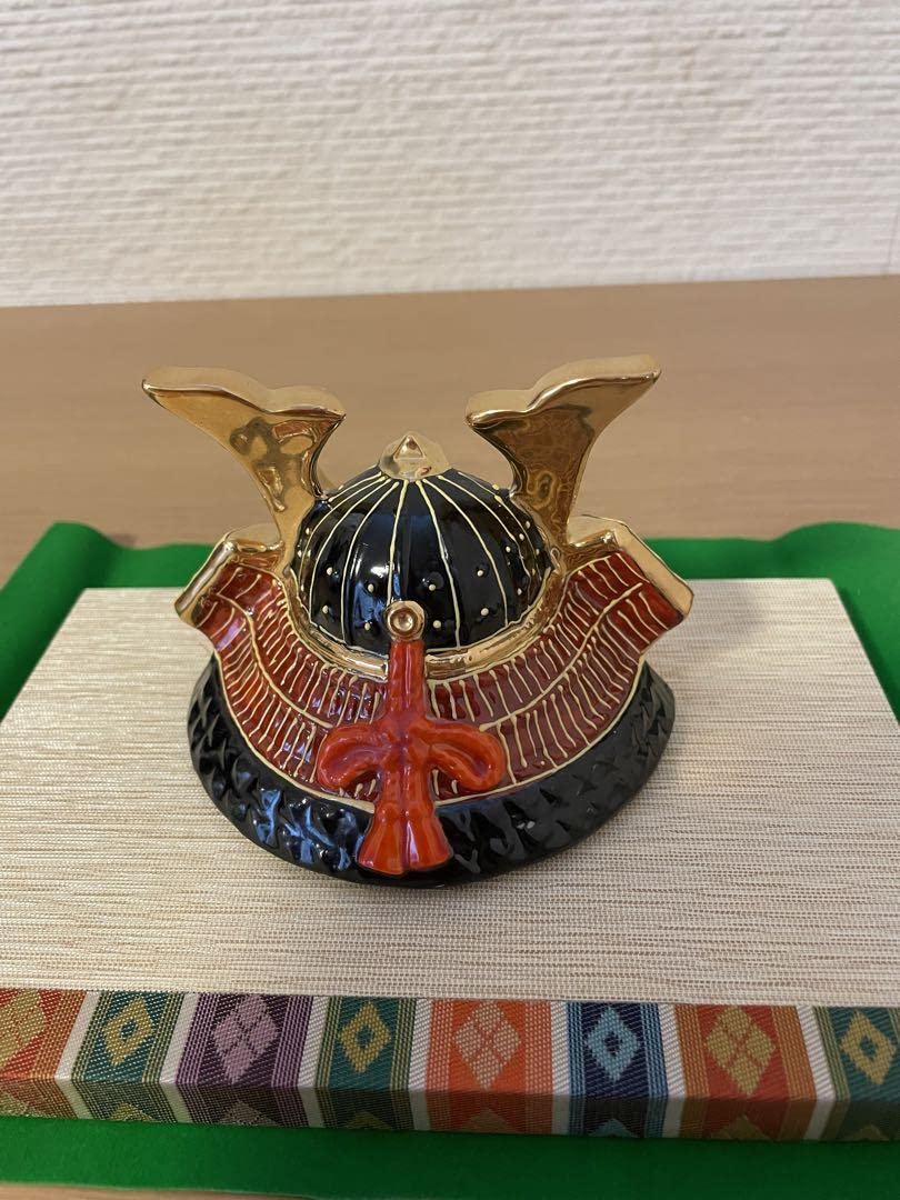 Amazon | 九谷焼 五月人形 九谷長峰 3号 兜 上等 金彩盛 | 兜飾り