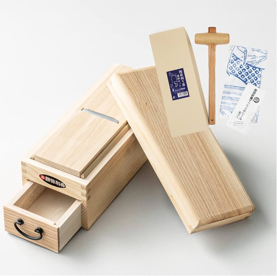 Amazon | 国産 鰹節削り器 燕三条 藤秀印鰹鉋刃使用 かつお節 鰹節削り