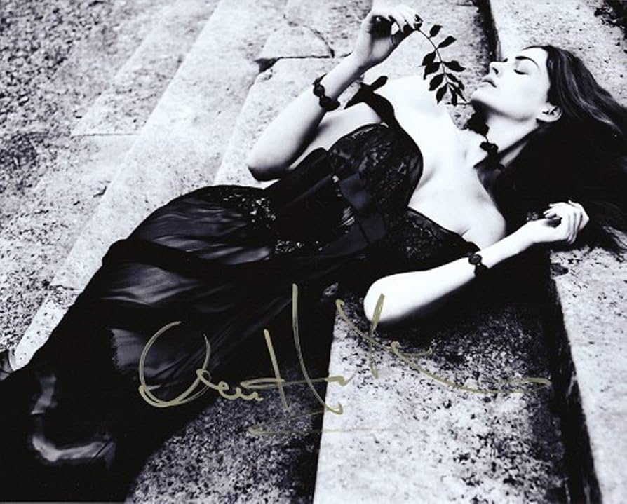 Amazon.co.jp: ◇直筆サイン ◇アン ハサウェイ ◇Anne Hathaway