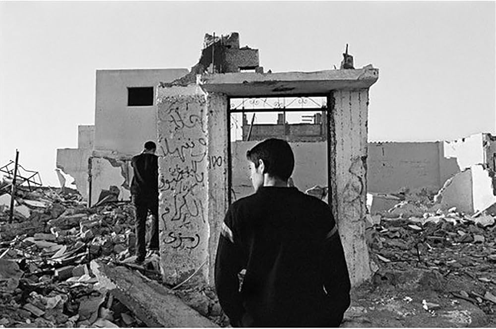 Amazon.com: Larry Towell: No Man's Land: 9780954689421: Towell