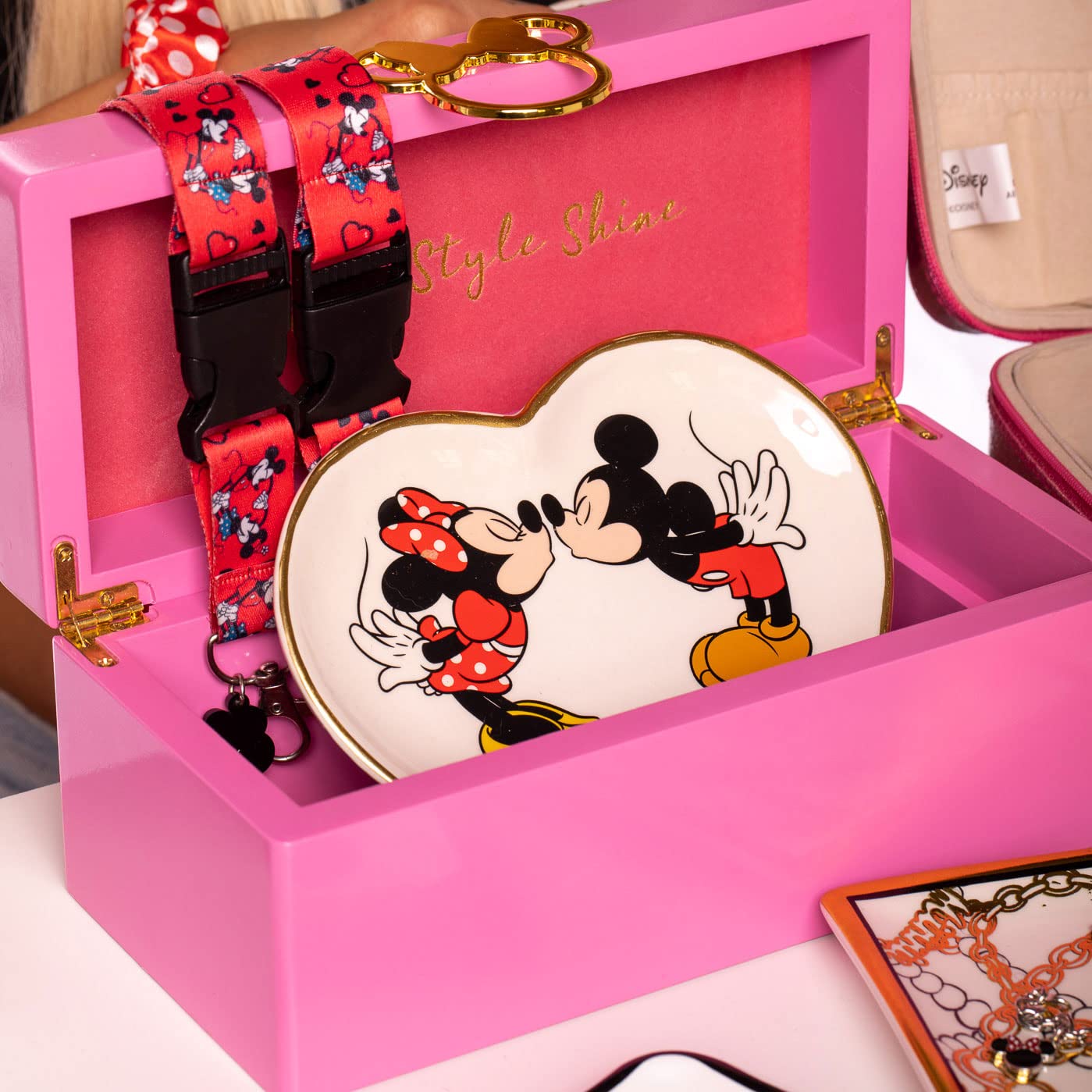 Amazon.com: Disney Minnie Mouse Gold Icon Pink Lacquer Wood