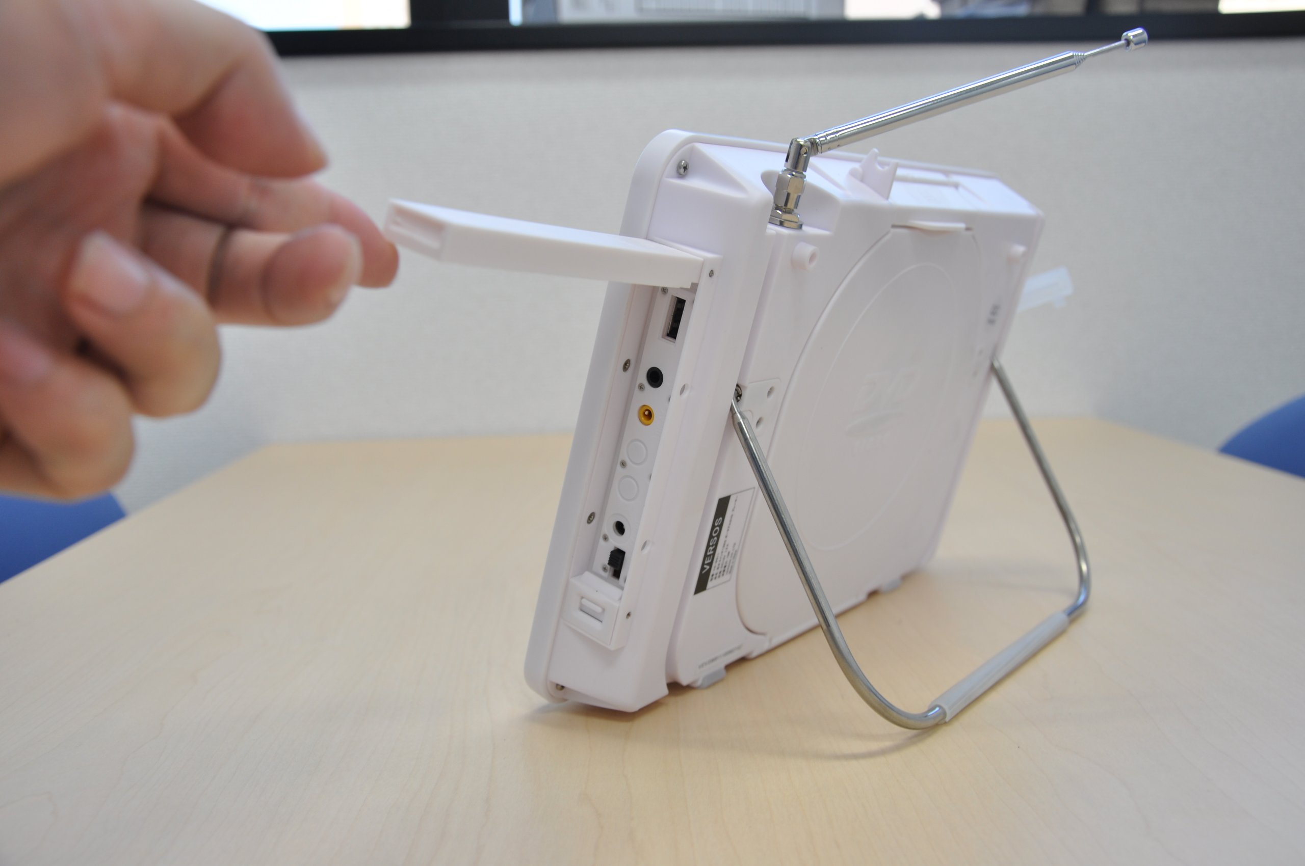 Amazon | VERSOS 防水9インチワンセグポータブルDVDプレーヤー VS-W911