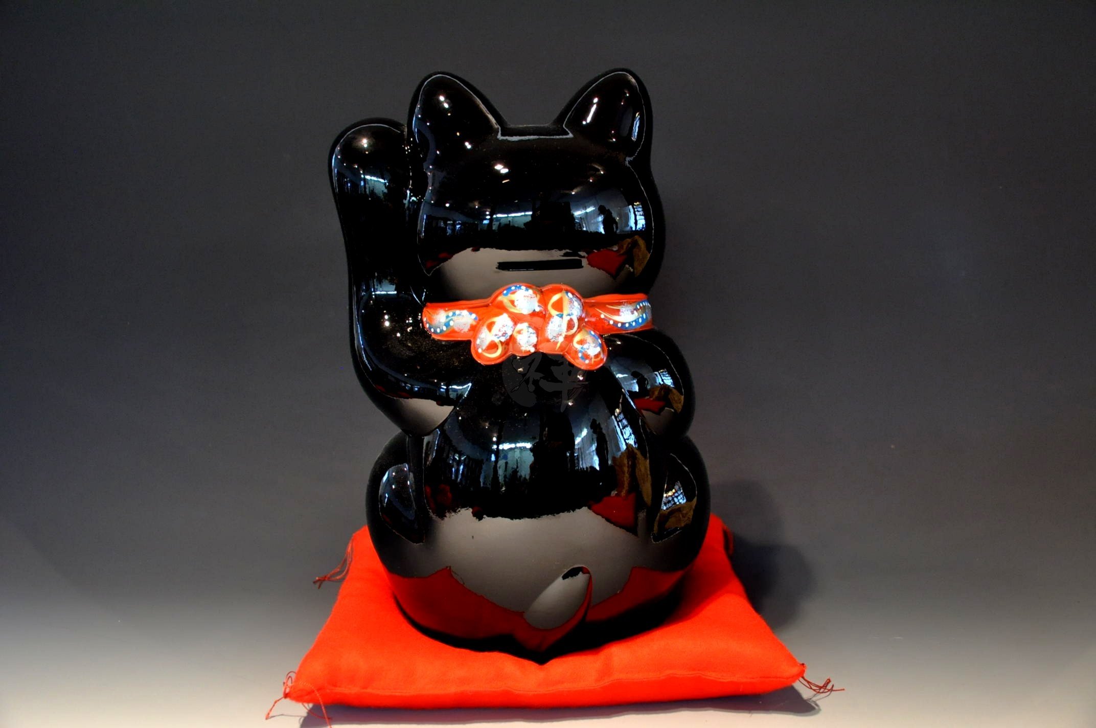 Amazon.co.jp: 常滑焼 招き猫 黒小判猫(左手) 10号 座布団付 [2800