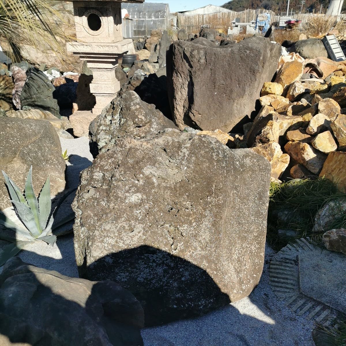 Amazon.co.jp: 鳥海石408キロ庭石鑑賞石石盆石水石灯籠庭坪庭盆栽