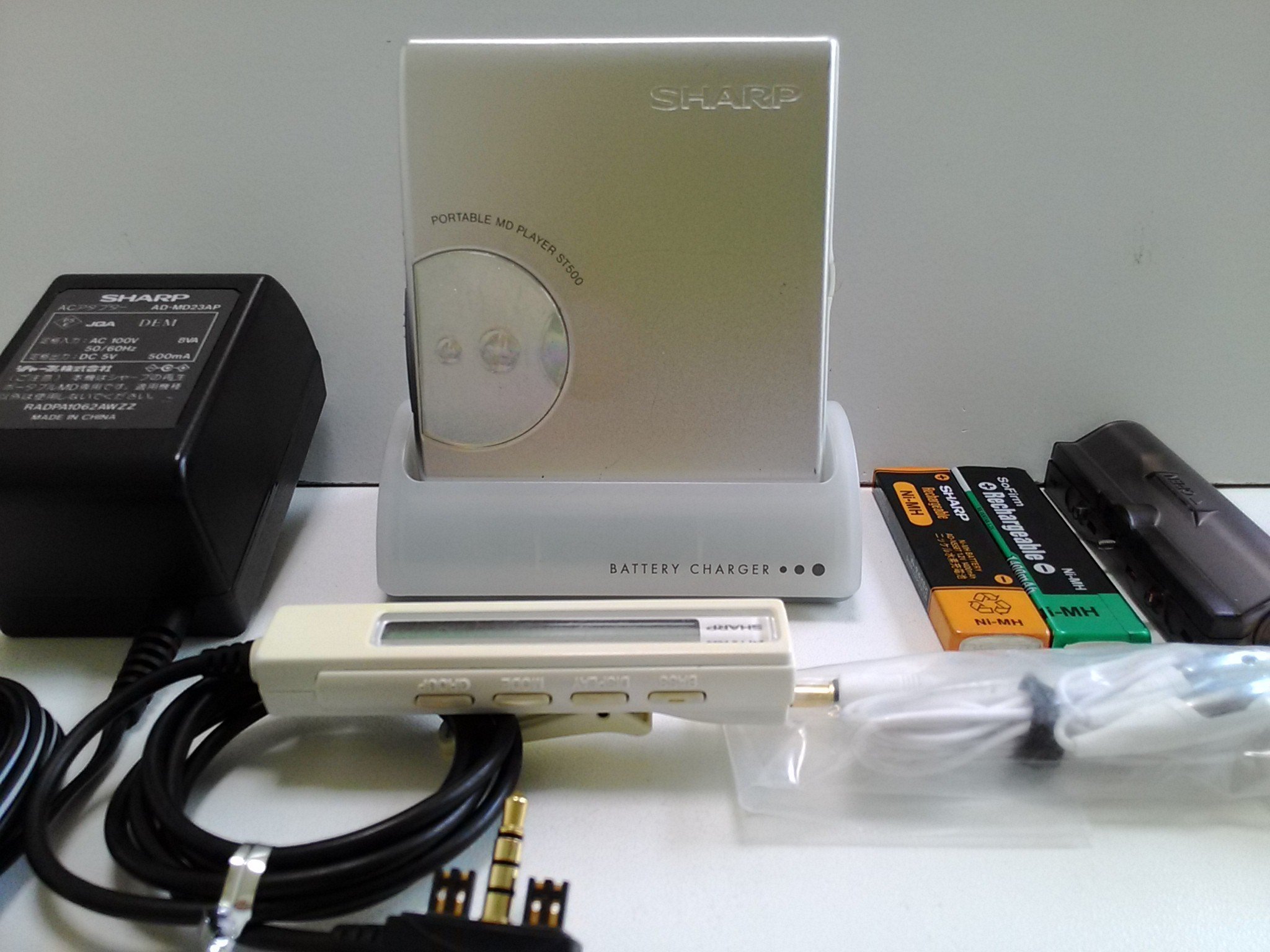 SHARP MDヘッドホンプレーヤー MD-ST55-R付属品付（通電確認済み