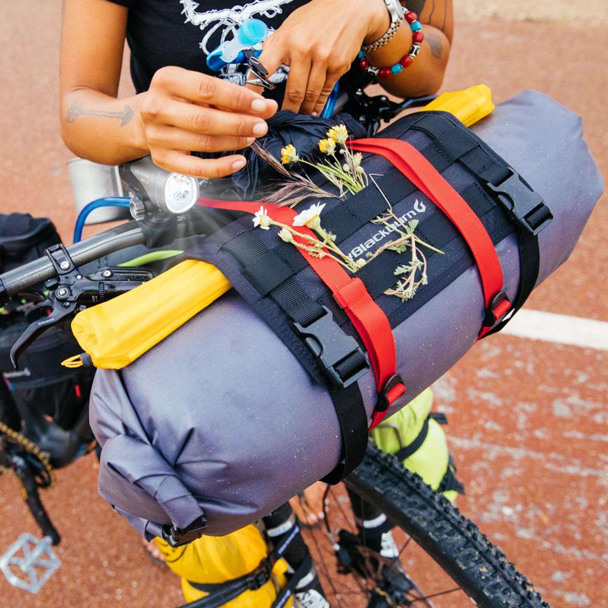 Amazon | Blackburn(ブラックバーン) OUTPOST HANDLEBAR ROLL & DRYBAG