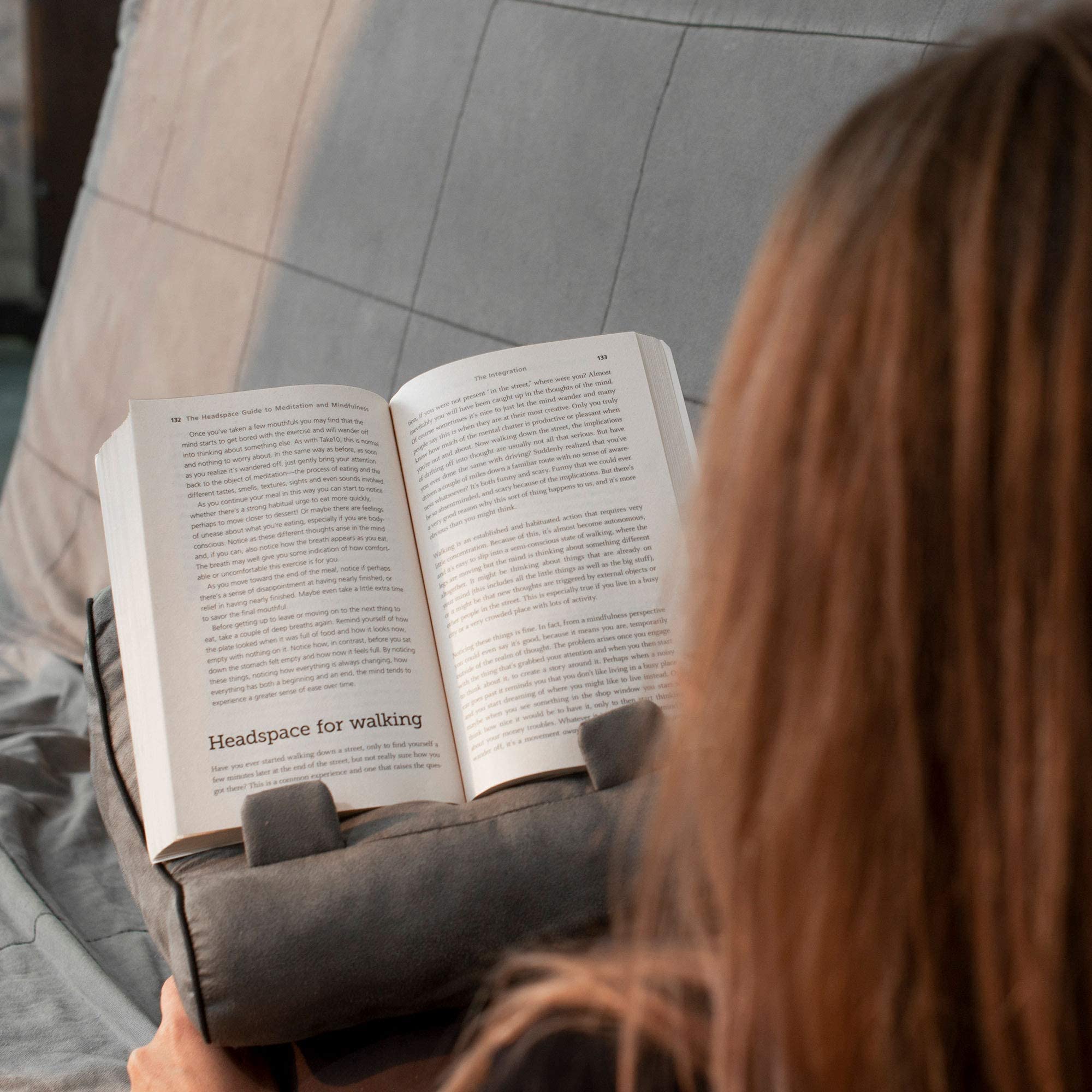 Amazon.co.jp: Book Couch iPad Stand | タブレットスタンド | ブック