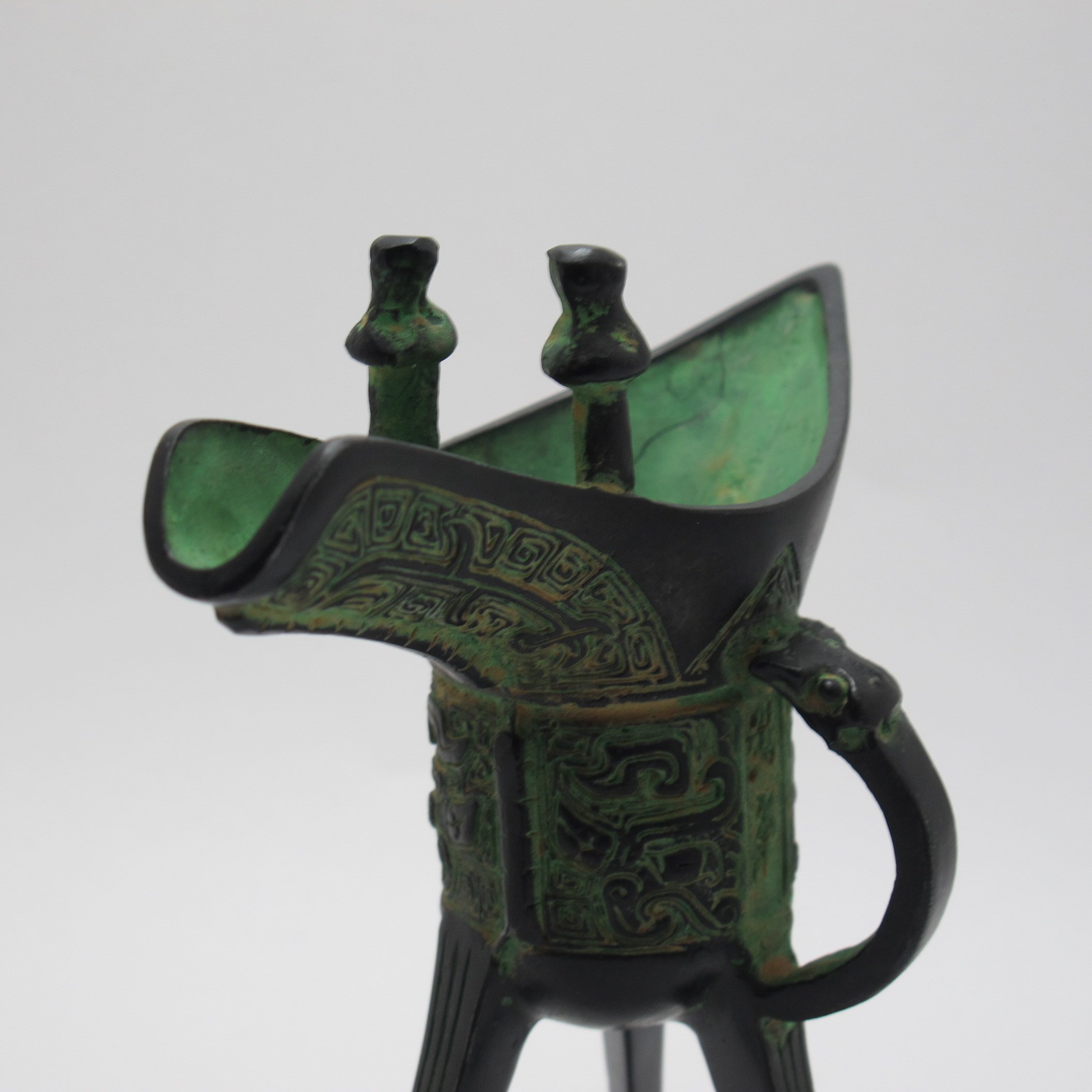 Amazon.co.jp: 青銅器 骨董複製品 古代酒器 饕餮紋 爵 (小) 盃 台付 KZ