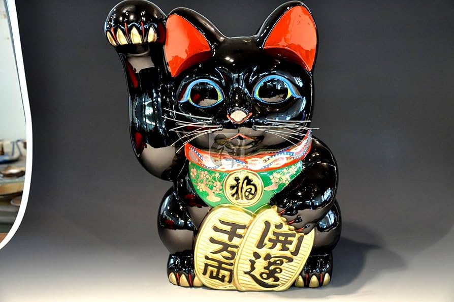 Amazon.co.jp: 常滑焼 招き猫 開運黒手長小判猫(右手) 15号 [2842] 320