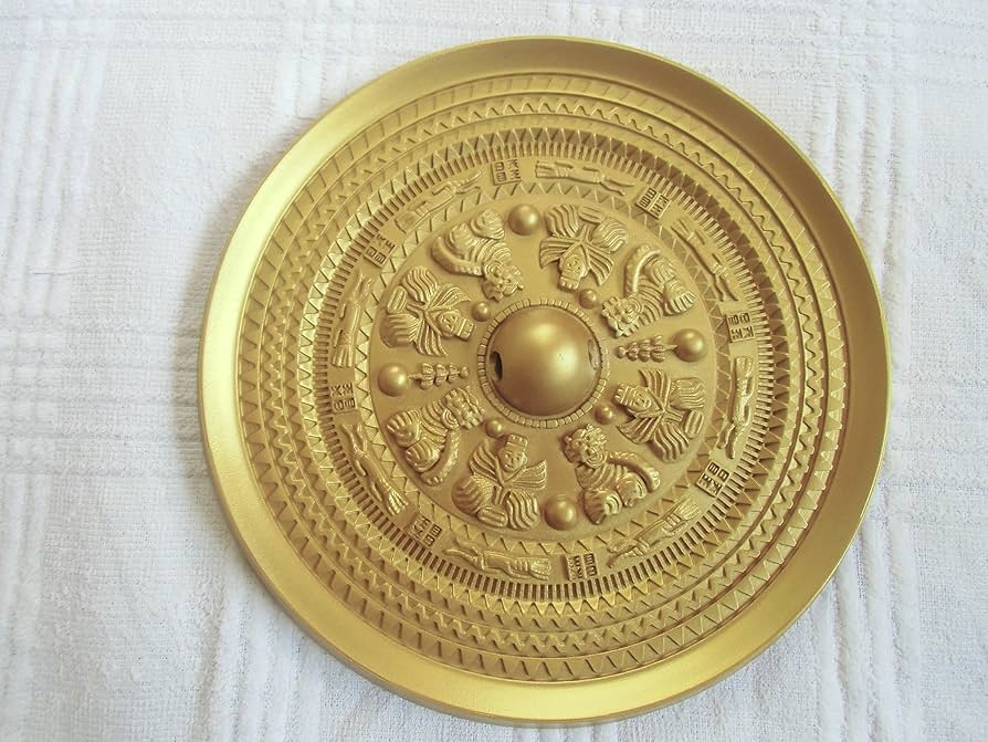 Amazon.co.jp: 三角縁神獣鏡レプリカ 20㎝ 廉価品 金色 : ホビー