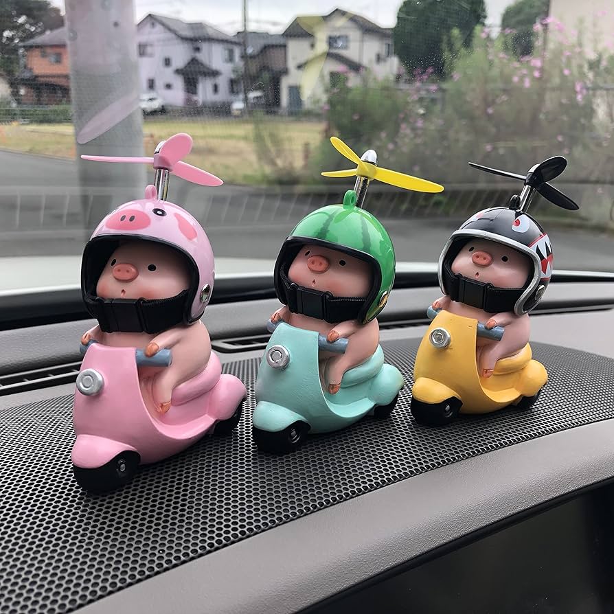 Amazon.co.jp: バイク乗ってるブタちゃん 黄色 車内アクセサリー