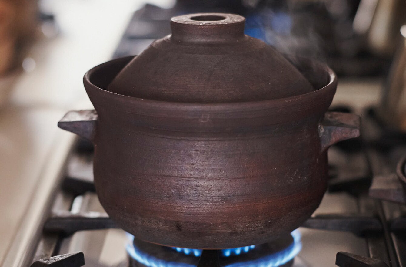 愛してやまない「土鍋」たち。陶芸家・二階堂明弘さんと鈴木環さんの