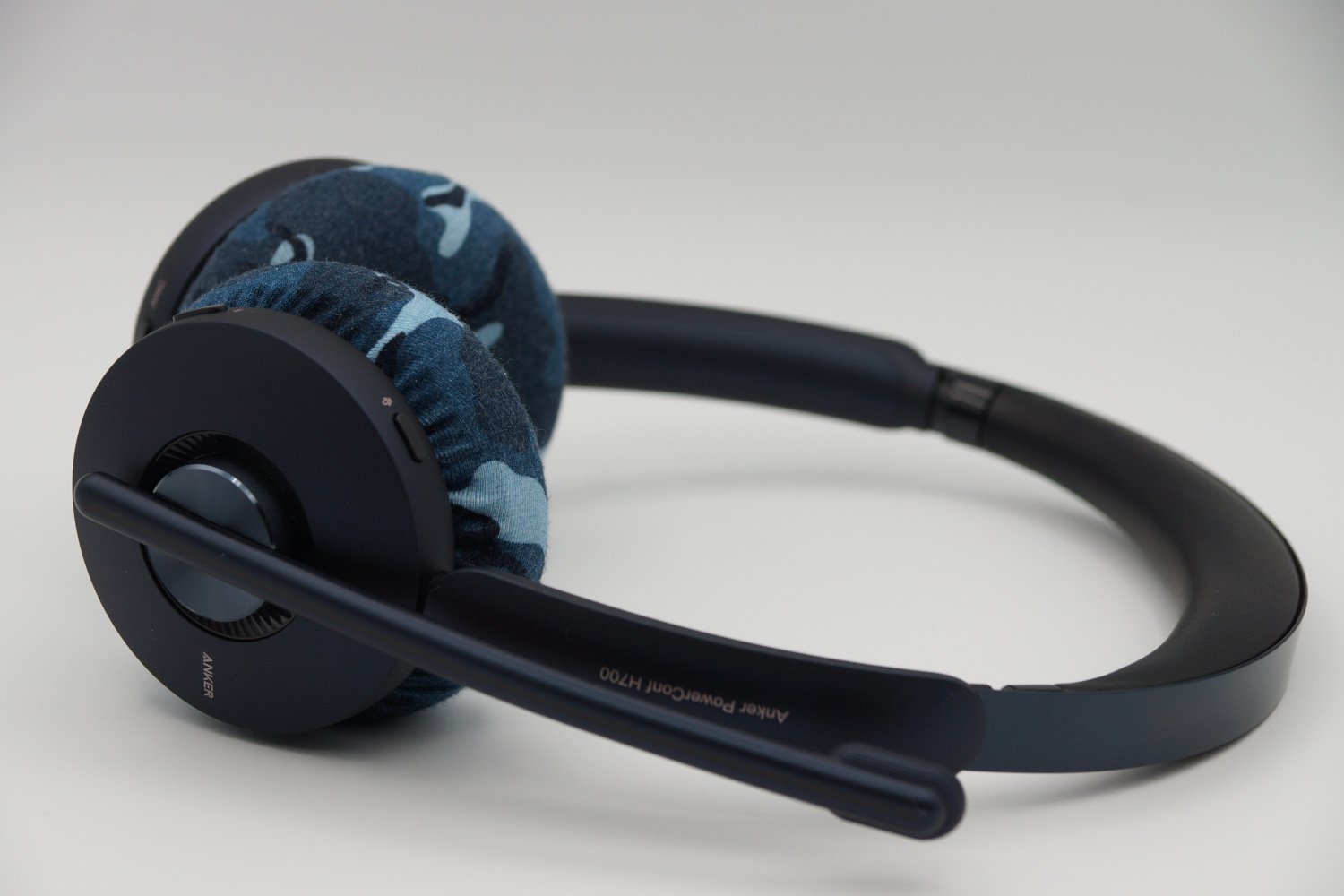 Anker PowerConf H700のイヤーパッドを修理する場合