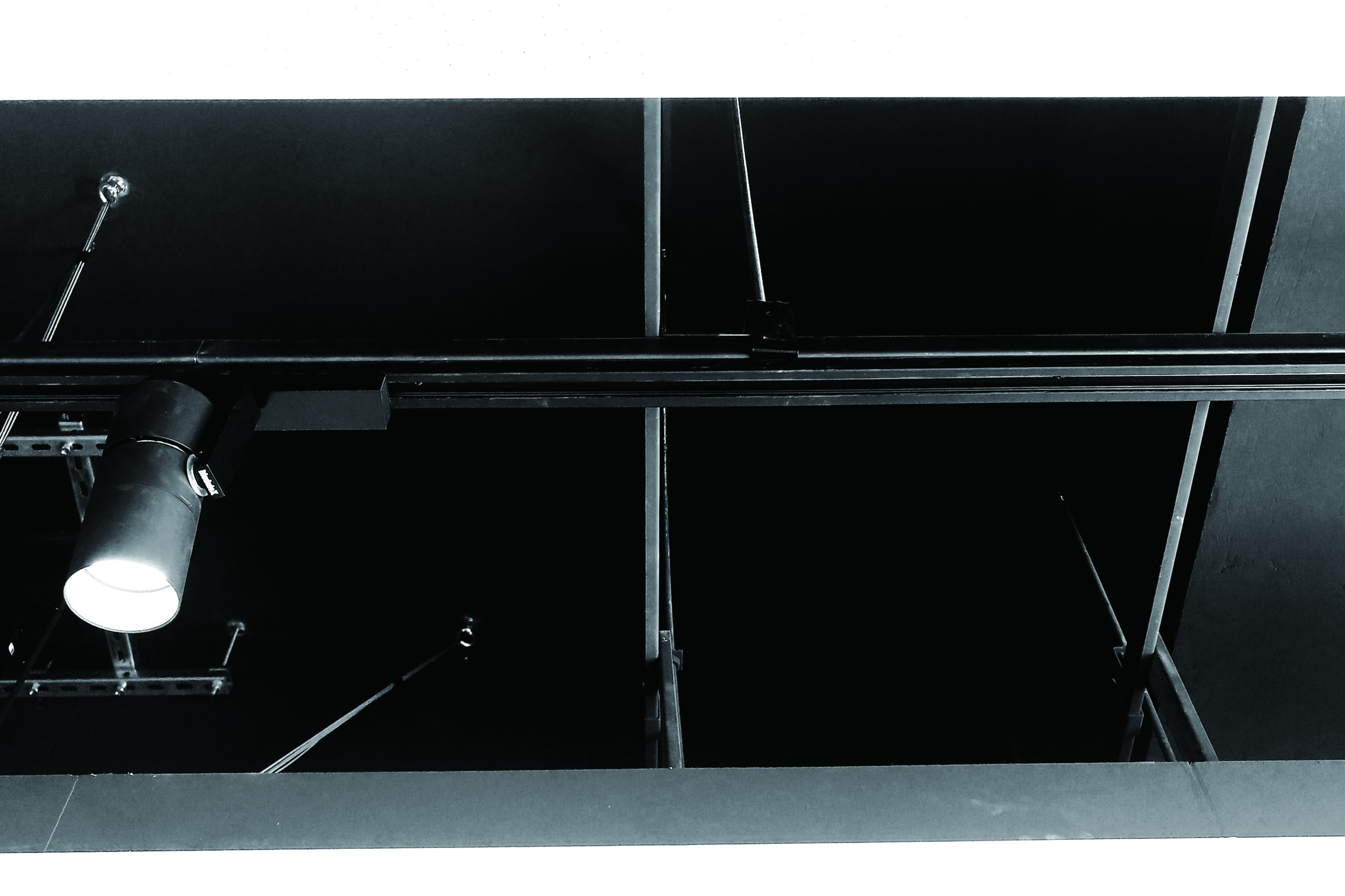 黒色レースウェイ【クロウェイ™】 | 取扱商品 | 南電機株式会社