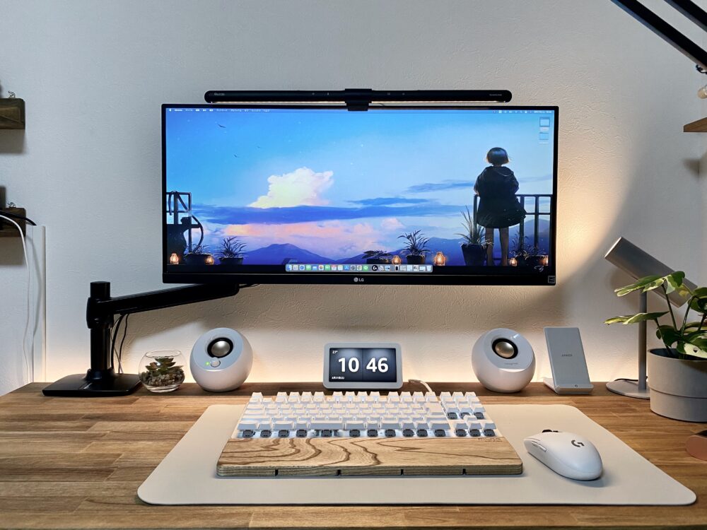 モニターアームで狭いデスクを余裕のある空間に【Amazonベーシック