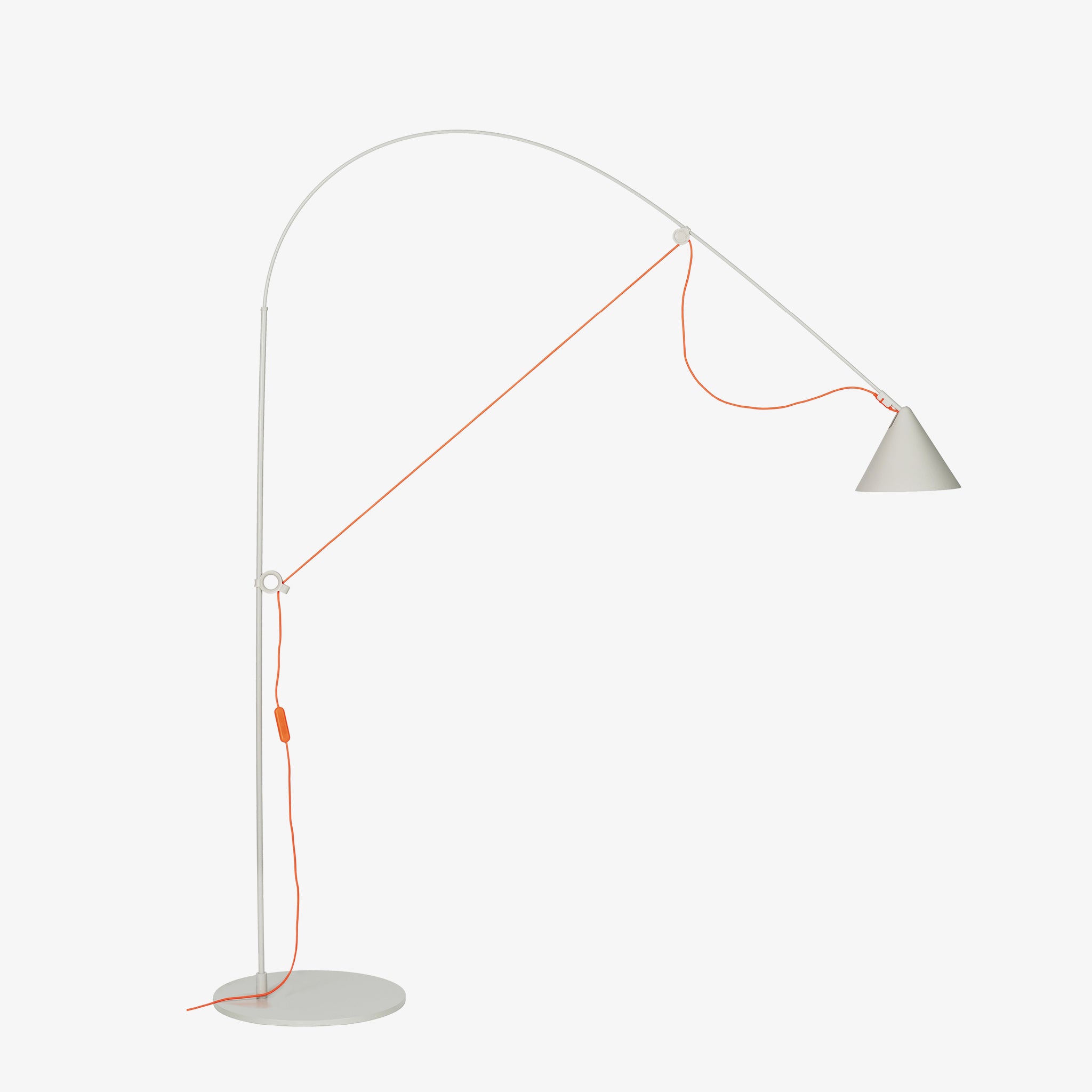 AYNO L フロアランプ、シルクグレー – シュテファン・ディーツ