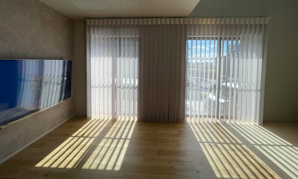 NORMAN(ノーマン)のスマートドレープシェード。正面付での納品事例。