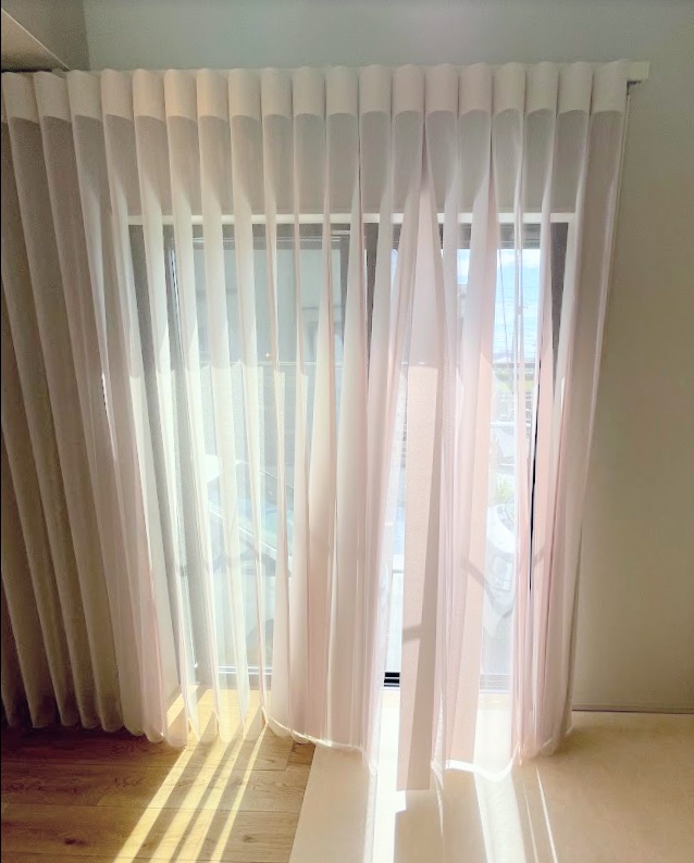 NORMAN(ノーマン)のスマートドレープシェード。正面付での納品事例。