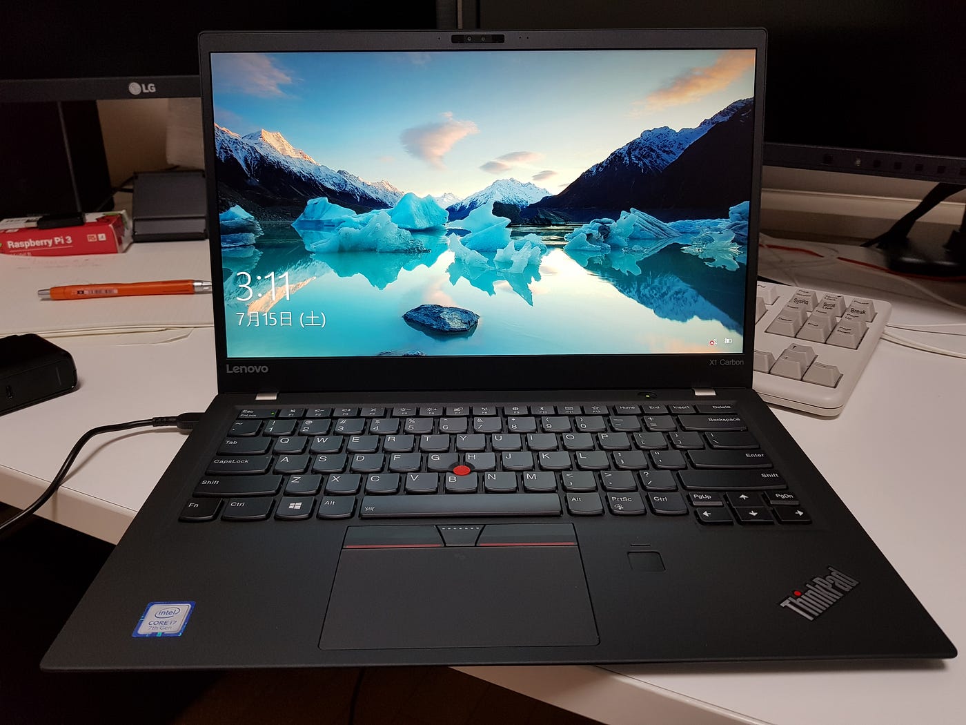 入手までに半年かかったけど、ThinkPad X1 Carbon 2017はとても良い