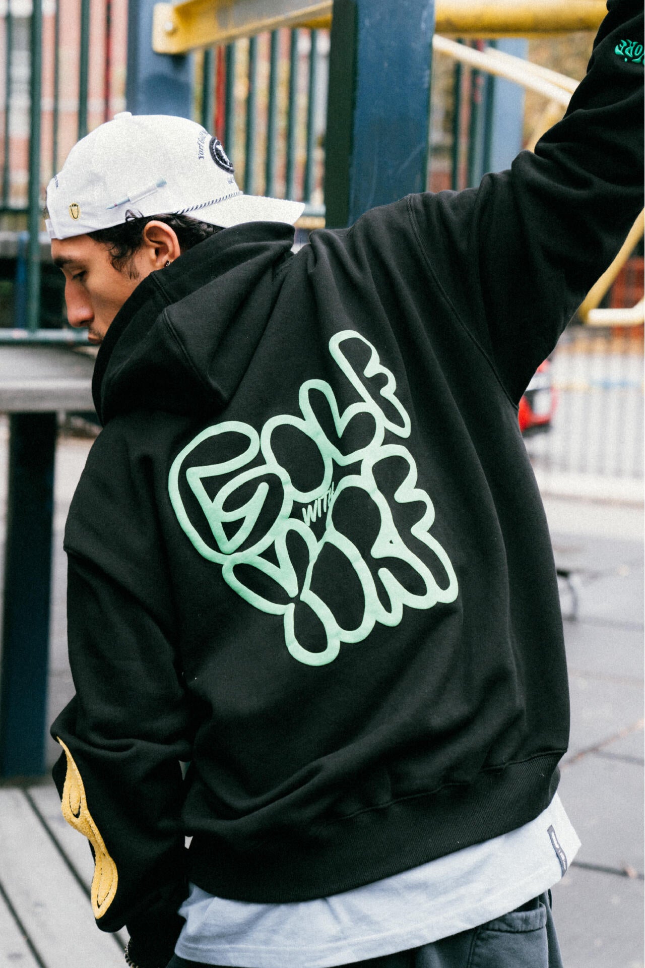 YORF（ヨルフ）】ゴシックロゴフーディー | Awesome Golf（オーサム