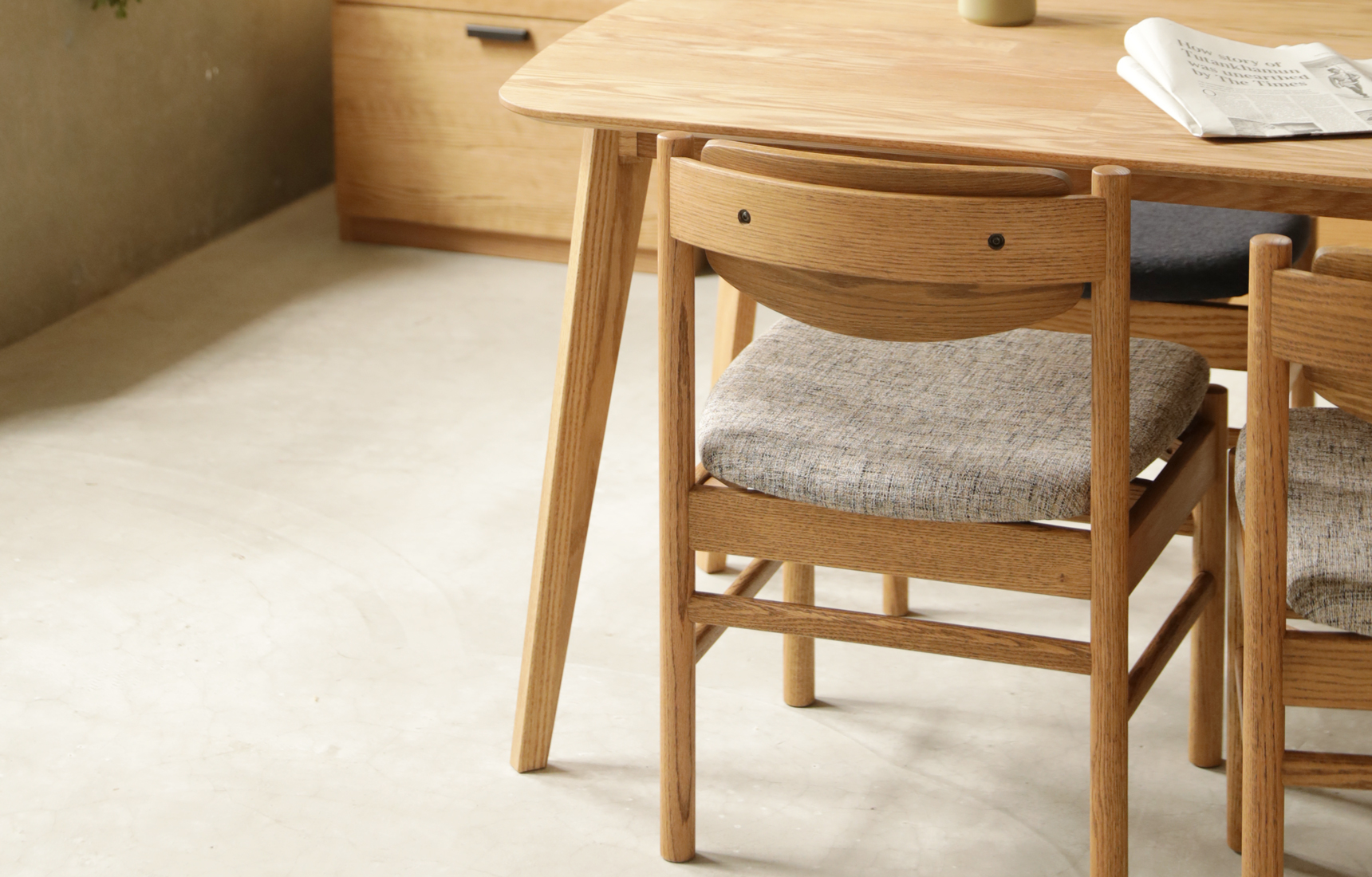 ダイニングの印象をつくるテーブル脚 - MOMO NATURAL