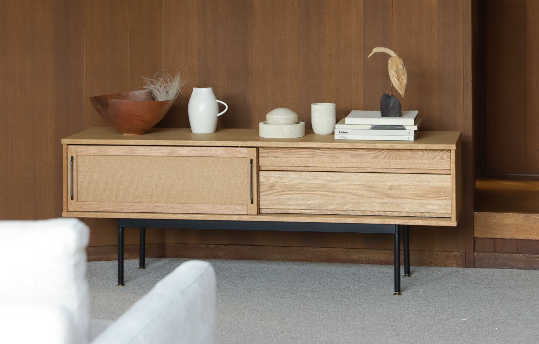 ソファに程よいテレビボードを - MOMO NATURAL