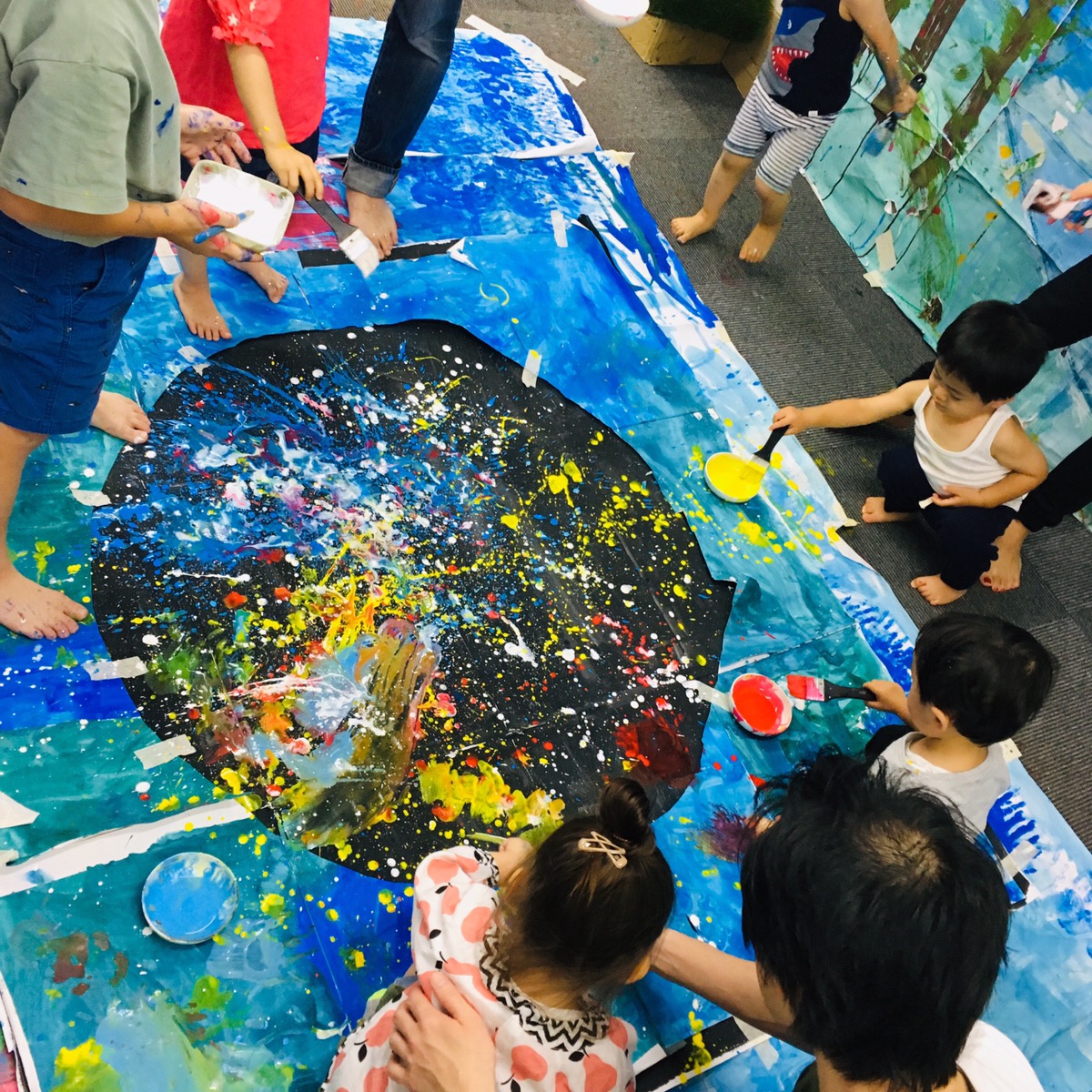 親子で体験「巨大花火アート」絵の具遊び | 大阪の絵画教室・お絵描き