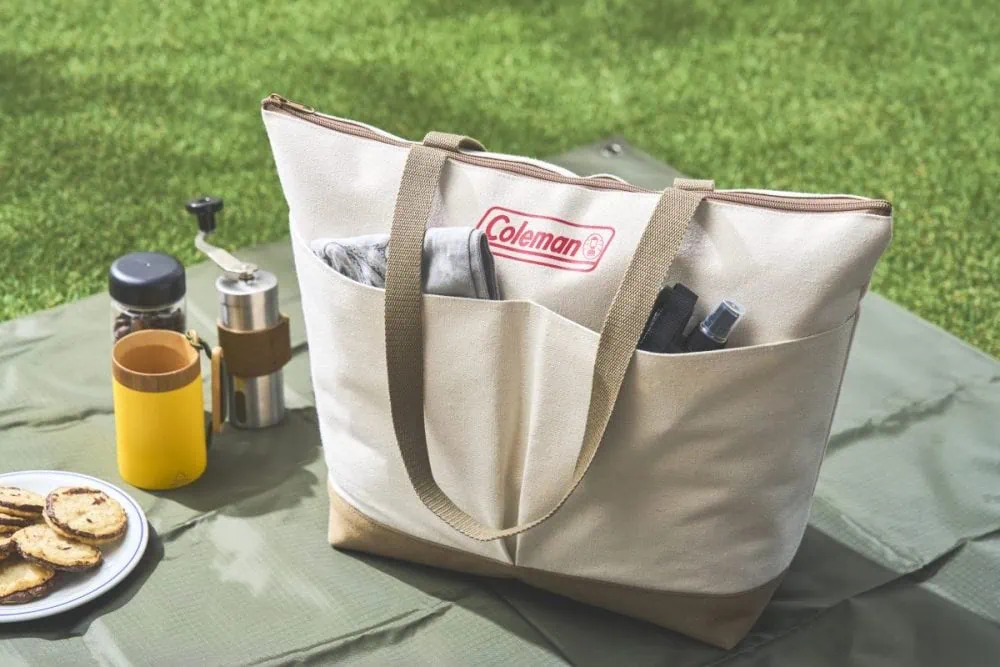 コールマン“雨の日も大活躍”トートバッグ、セブンイレブン限定「色が