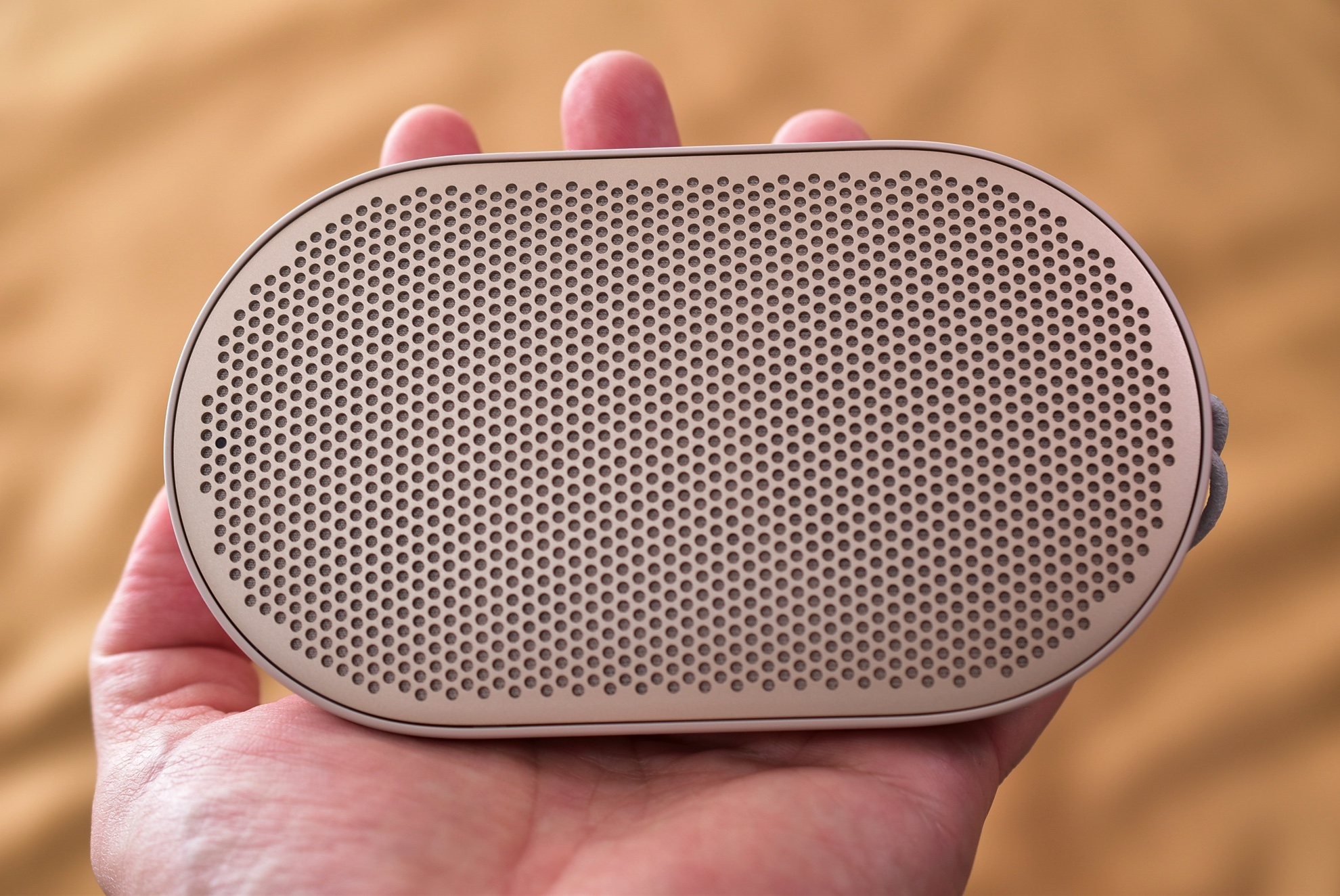 Beoplay P2 スピーカー レビュー。 超コンパクトなのに、上質な音を