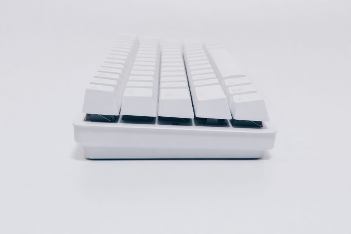 軽い打ち心地と静かな打鍵音。超コンパクトな60%キーボード／Razer