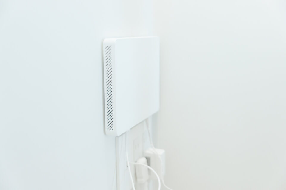 ZTE Kumo AX3000 レビュー／壁掛けできる薄型Wi-Fiルーター。ミニマル