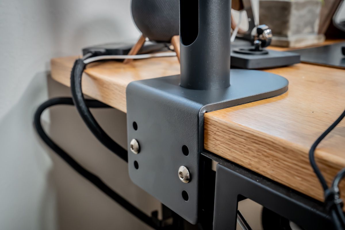 LINDY製のカメラ俯瞰撮影用アームとモニターアームでデスク環境を整え