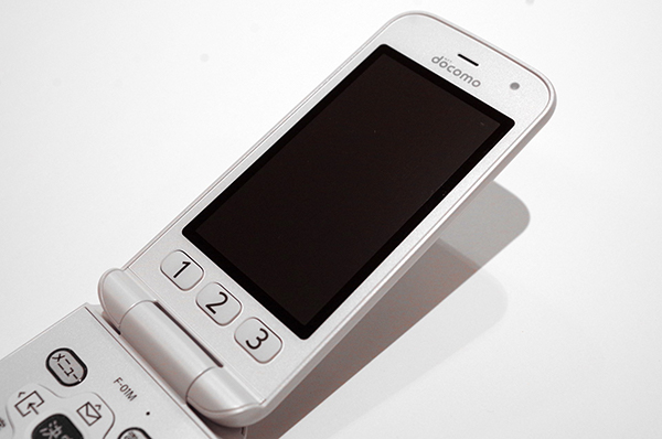 シニア世代におすすめ！ ドコモの「らくらくホン F-01M」の特徴や便利