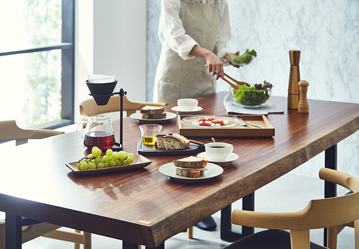一枚板テーブルのウレタン塗装とオイル塗装の比較！両者の違いや